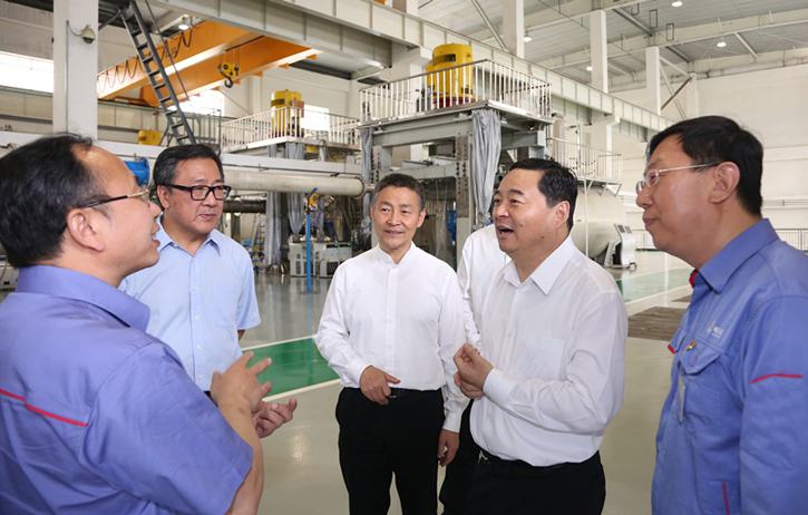 郝鹏与2121非凡集团一线科技职员深入交流