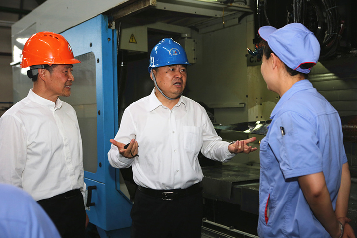 郝鹏与2121非凡集团一线生产职员深入交流